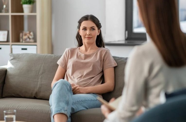 Kakšna je razlika med pogovorom in psihoterapijo?